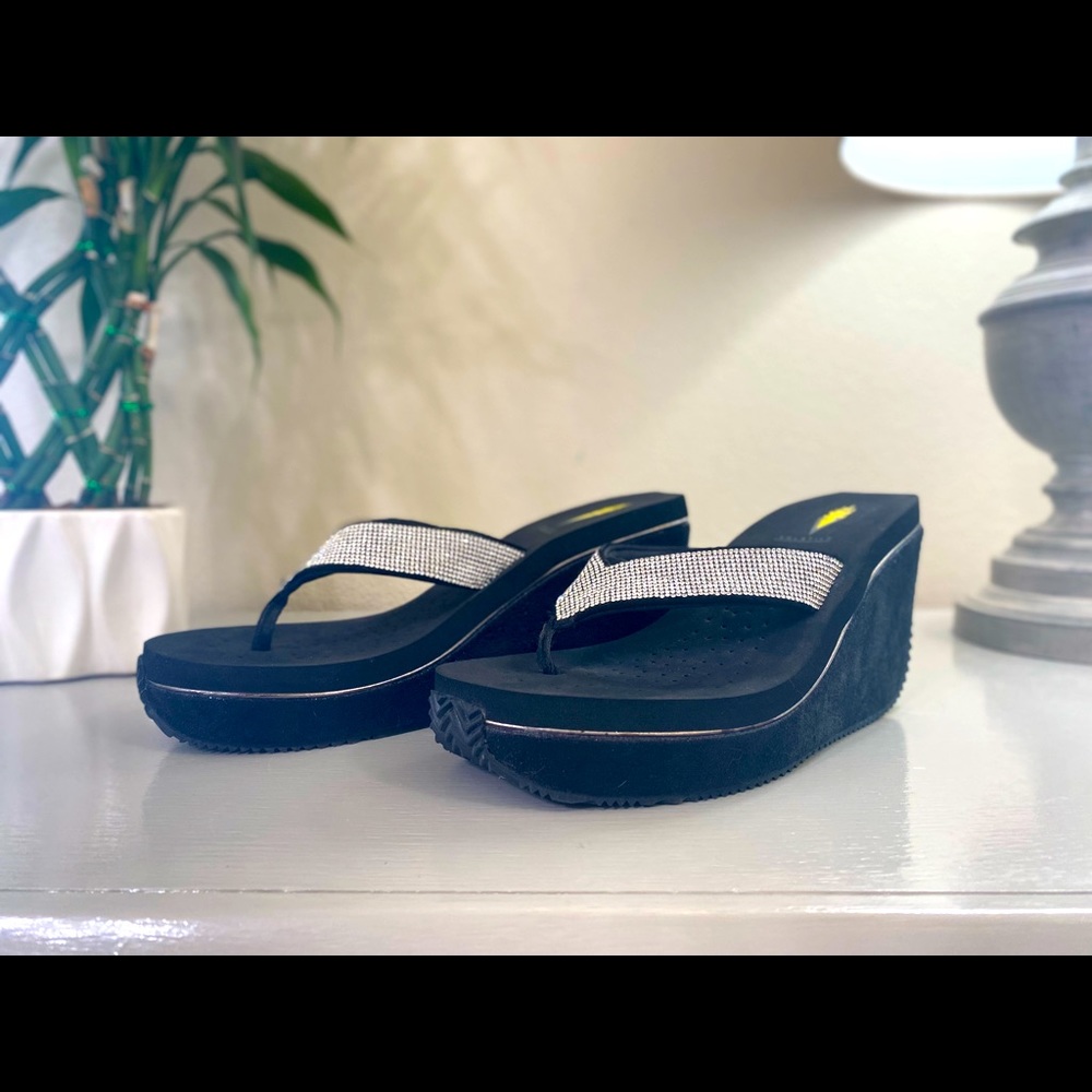 Volatile’s Glimpse platform wedge sandal’s size 8